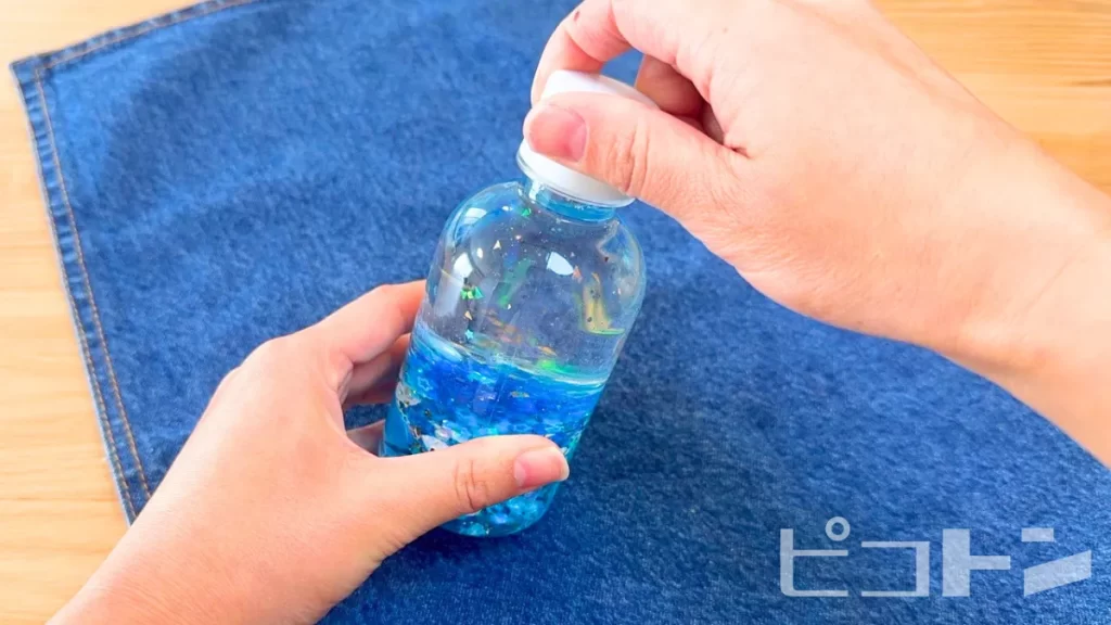 ペットボトルのキャップをしめている